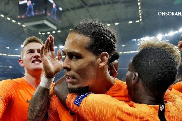 Selebrasi kapten Belanda, Virgil van Dijk, seusai menjebol gawang Jerman pada laga UEFA Nations League di VELTINS-Arena, Senin (19/11/2018).