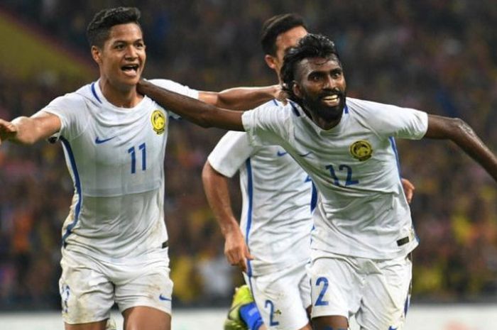 Pemain Timnas Malaysia Thanabalan Nadarajah (kanan) merayakan golnya ke gawang Timnas U-22 Indonesia