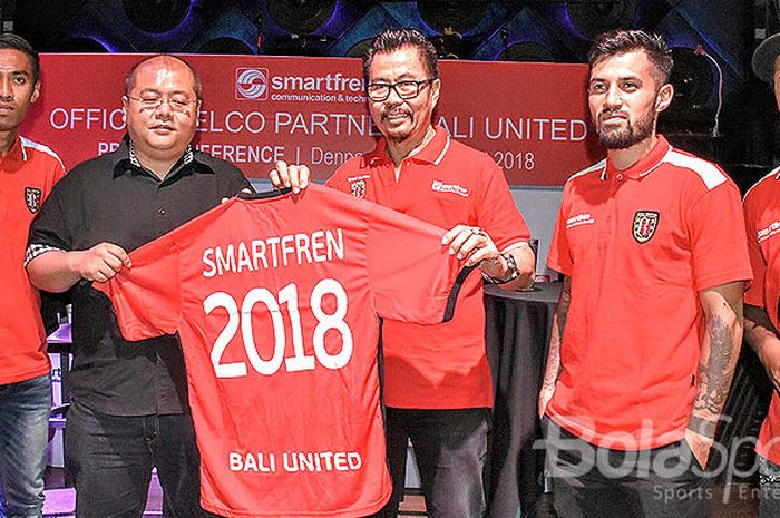 Ketiga pemain Bali United, Fadil Sausu (kiri) serta Irfan Bachdim (kanan) dan Stefano Lilipaly saat perkenalan smartfren sebagai sponsor baru Bali United di Hard Rock Cafe, Kuta, Kamis (22/2/2018).