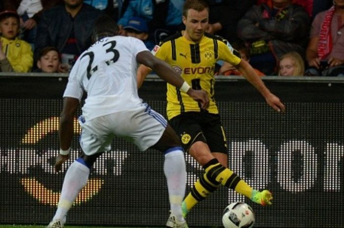 Gelandang Borussia Dortmund, Mario Goetze, beraksi dalam pertandingan uji coba melawan Sunderland di Altach, Austria, pada 5 Agustus 2016.