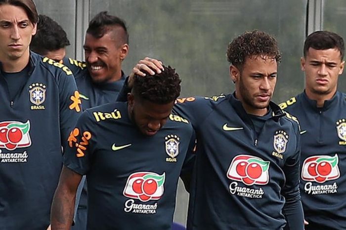 Neymar (kedua dari kanan) merangkul Fred dalam sesi latihan timnas Brasil di Enfield Training Centre, London, 5 Juni 2018.