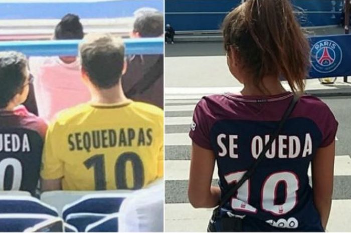 Para penggemar Paris Saint-Germain memakai jersey bertuliskan caption Instagram Gerard Pique
