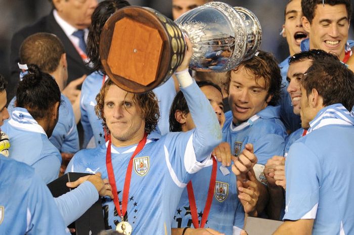 Diego Forlan mengangkat trofi dalam seremoni juara Copa America, 24 Juli 2011. 