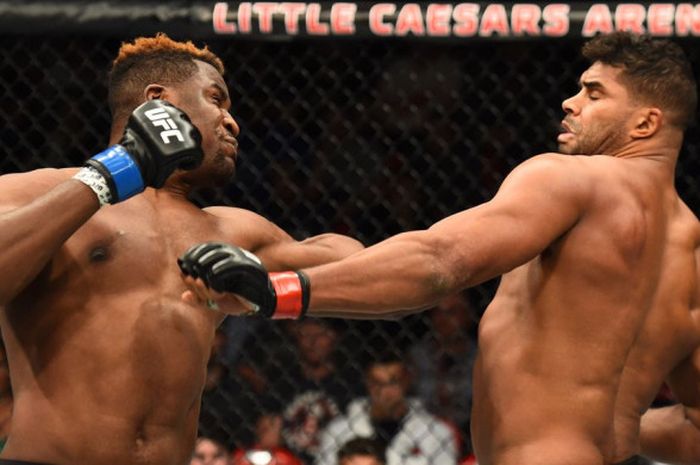 Francis NGannou (kiri) menumbangkan Alistair Overeem (kanan) pada ajang UFC 218 yang berlangsung di 