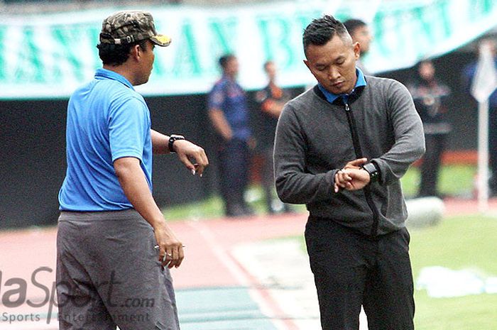 Pelatih PS Tira, Rudy Eka Priyambada (kanan), mengecek waktu pertandingan saat timnya melawan Perseb