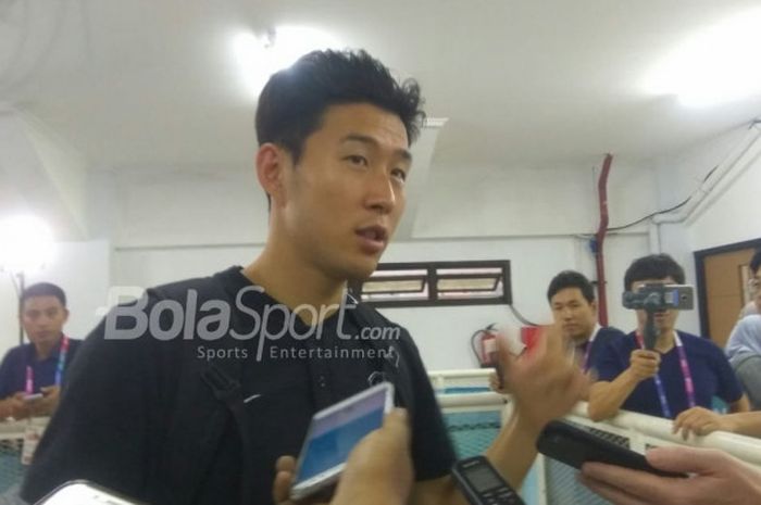 Bintang timnas U-23 Korsel, Son Heung-min saat menjawab pertanyaan wartawan di Mixed Zone Stadion Pakansari, Bogor, Rabu (29/8/2018).
