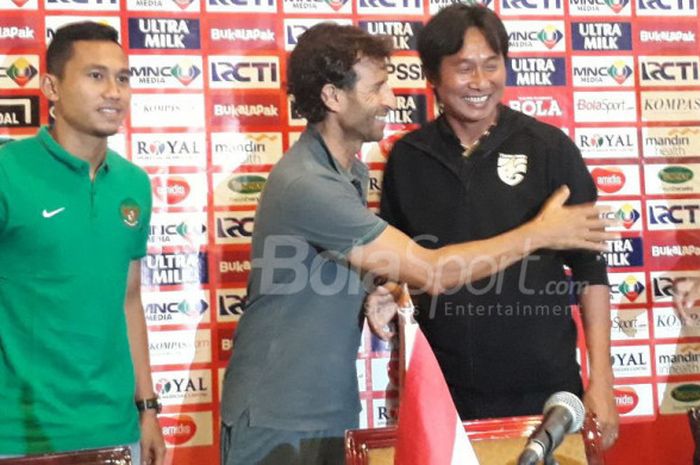     Pelatih timnas U-23 Luis Milla bersama Ricky Fajrin dan asisten pelatih timnas U-23 Thailand, Naruephon Kaenson, Suriya Singmui  