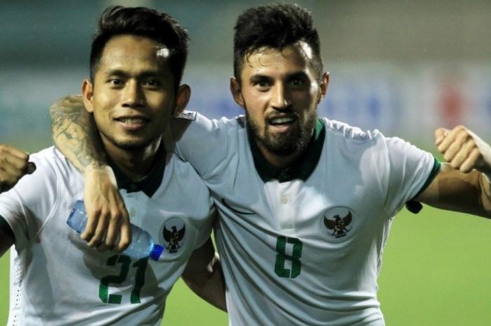 Andik Vermansah dan Stefano Lilipaly bersukacita untuk kemenangan Indonesia atas Singapura di Stadion Stadion Rizal Memorial, Manila, Filipina, Jumat (25/11/2016) malam WIB. Dalam pertandingan inilah Andik Vermansah mencetak gol indah yang berbuah penghargaan Gol Terbaik AFF pada AFF Football Awards 2017 di Nusa Dua, Bali, Sabtu (23/9/2017) malam WIB. 