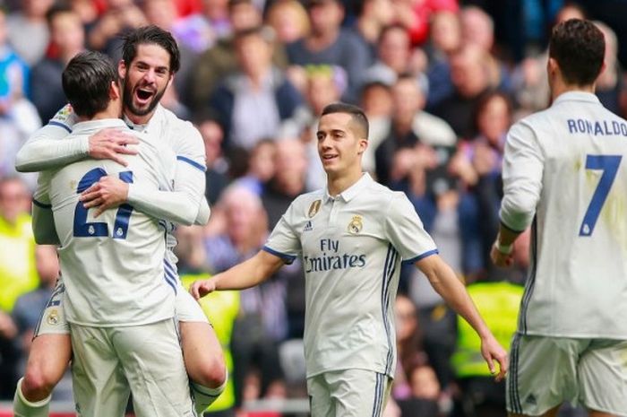 Pemain Real Madrid, Isco (kedua dari kiri), merayakan golnya bersama Alvaro Morata dan rekannya yang lain seusai menjebol gawang Espanyol pada laga La Liga di Santiago Bernabeu, Madrid, 18 Februari 2017.