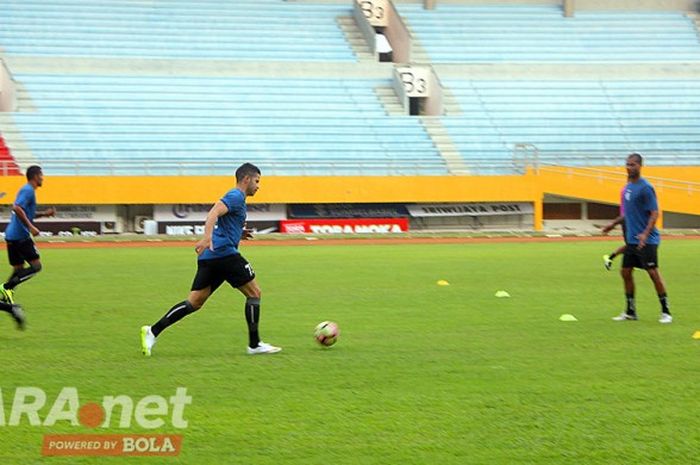 Pemain Sriwijaya FC berlatih di Stadion Gelora Sriwijaya Jakabaring Palembang, menjelang menghadapi PSM Makassar dalam laga Liga 1, di Stadion Andi Matalatta Makassar, Minggu (21/5).