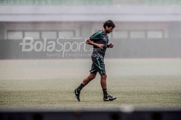 Pelatih Timnas Indonesia Luis Milla saat sesi latihan di Stadion Patriot, Bekasi, Jumat (24/11/2017), jelang laga persahabatan melawan Timnas Guyana pada Sabtu (25/11/2017).