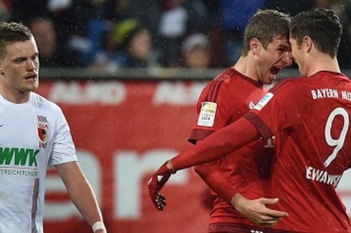 Thomas Mueller dan Robert Lewandowski borong gol Bayern di kandang Augsburg, Minggu (14/2/2016).