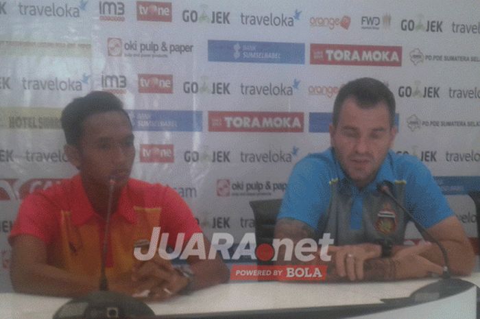 Pelatih Bhayangkara FC, Simon McMenemy dan bek Dany Saputra memberikan keterangan ke media untuk pra-laga timnya yang dijamu Sriwijaya FC di Palembang, Selasa (2/4/2017).