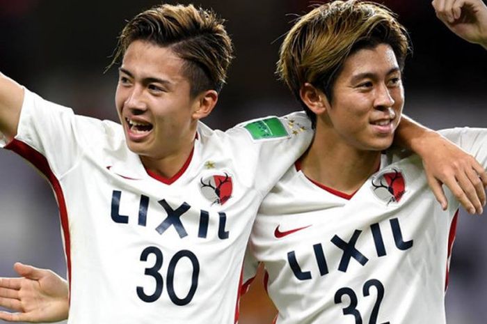 Duo Kashima Antlers, Hiroki Abe (30) dan Koki Anzai merayakan kemenangan atas wakil Concacaf, Guadalajara pada putaran kedua Piala Dunia Klub 2018 di Stadion Hazza bin Sayed, Abu Dhabi, UEA, 15 Desember 2018.