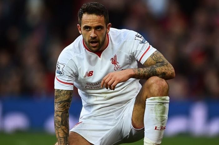 Aksi striker Liverpool, Danny Ings, dalam duel lawan Manchester United di Old Trafford, 12 September 2015.