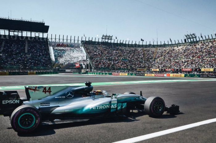 Pebalap Mercedes, Lewis Hamilton, berhasil mengunci titel juara F1 musim ini pada balapan GP Meksiko yang berlangsung di Autodromo Hermanos Rodriguez, Mexico City (29/10/2017)