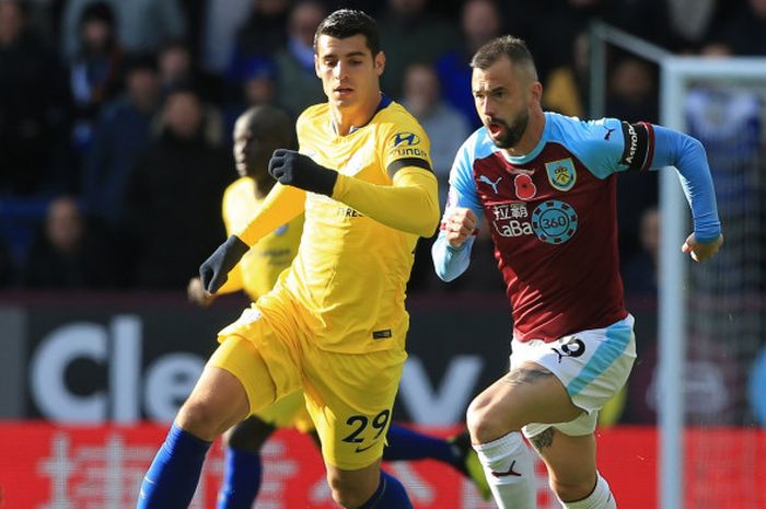 Alvaro Morata berduel dengan Steven Defour pada laga Burnley vs Chelsea dalam lanjutan Liga Inggris di Stadion Turf Moor, 28 Oktober 2018. 