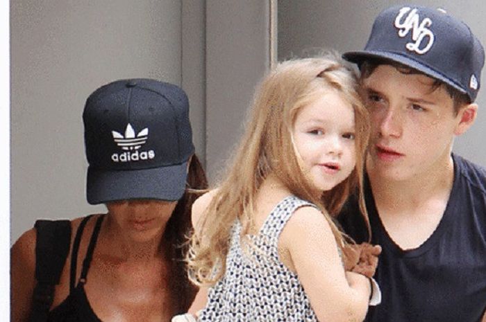 Brooklyn Beckham menggendong adiknya yang bernama  Harper Seven Beckham