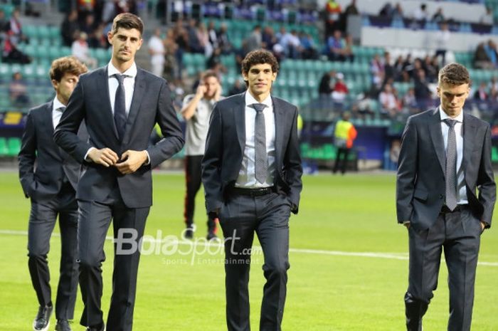 Kiper baru Atletico Madrid, Thibaut Courtois (kedua dari kiri), sebelum pertandingan Piala Super Eropa melawan Real Madrid di Stadion Lillekula, Tallinn, 15 Agustus 2018.