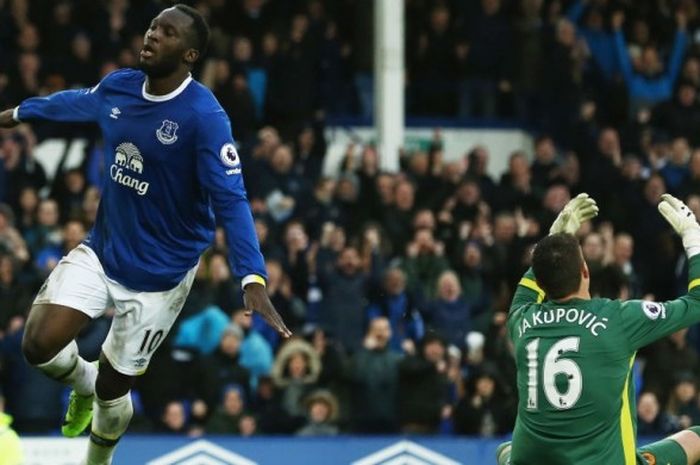 Romelu Lukaku melakukan selebrasi setelah membobol gawang Hull City dan Everton berhasil memetik kemenangan telak 4-0 di Goodison Park, Sabtu (18/3/2017) waktu setempat.