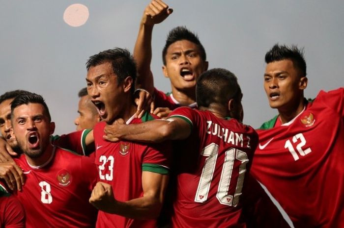   Para pemain tim nasional Indonesia merayakan keberhasilan mencetak gol ke gawang Thailand pada final pertama Piala AFF 2016 di Stadion Pakansari, Bogor, Rabu (14/12/2016).  