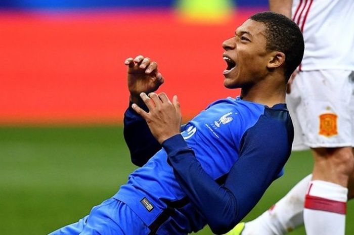 Kylian Mbappe membela timnas Prancis saat kalah 0-2 dari Spanyol pada partai uji coba di Stade de France, Selasa (28/3/2017).