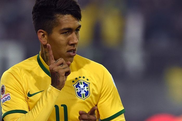 Striker timnas Brasil, Roberto Firmino, merayakan gol kedua bagi timnya yang ia cetak ke gawang Venezuela pada 21 Juni 2015 di Stadion Monumental David Arellano, Santiago, Chile, dalam ajang Copa America.