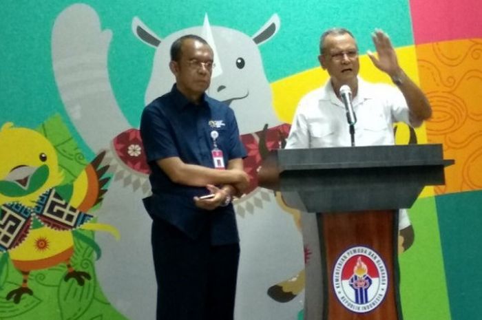 Ketua Harian PB PABBSI Joko Pramono (kanan) dan Sesmenpora Gatot S Dewa Broto, menghadiri sesi konferensi pers terkait atlet angkat besi nasional, Deni, di Kantor Kemenpora, Jakarta, Rabu (31/1/2018).