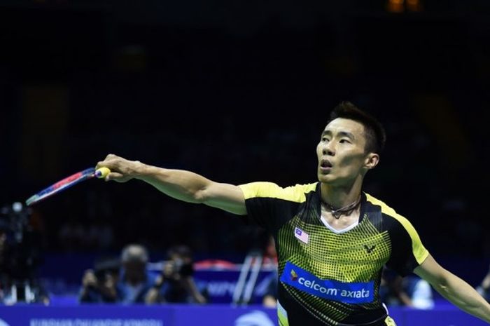 Pebulu tangkis tunggal putra Malaysia, Lee Chong Wei, bersiap mengembalikan kok dari lawannya, Son Wan-ho (Korea Selatan), yang ditemui pada partai pertama babak penyisihan Grup C Piala Thomas di Kunshan Sports Center, Selasa (17/5/2016).