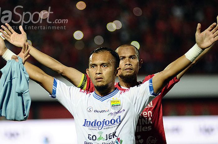 Dua pemain senior Persib Bandung, Airlangga Sucipto (depan) dan Supardi Nasir (belakang), membalas sambutan pendukung Persib Bandung yang hadir di di Stadion Kapten I Wayan Dipta, Minggu (27/5/2018), saat melawan Bali United pada pekan ke-11 Liga 1 2018. 