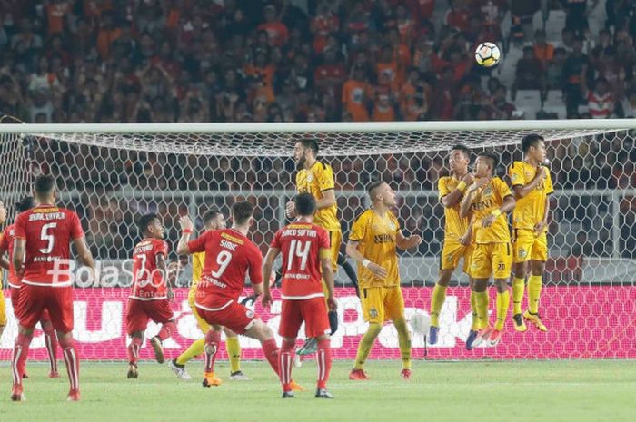 Penyerang Persija, Marko Simic, melepas tembakan yang mengangkasa pada laga pembuka Liga 1 2018 kontra Bhayangkara FC di Stadion Utama GBK pada Jumat (23/3/2018).