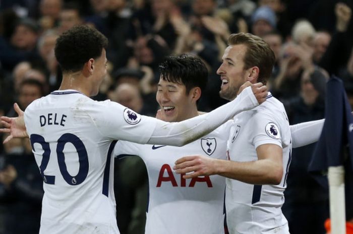 Son Heung-min (tengah) bersama Harry Kane (kanan) dan Dele Alli merayakan gol Tottenham Hotspur ke gawang Everton dalam laga Liga Inggris di Wembley, London, 13 Januari 2018.