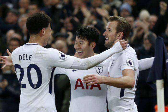  Son Heung-min (tengah) bersama Harry Kane (kanan) dan Dele Alli merayakan gol Tottenham Hotspur ke gawang Everton dalam laga Liga Inggris di Wembley, London, 13 Januari 2018. 