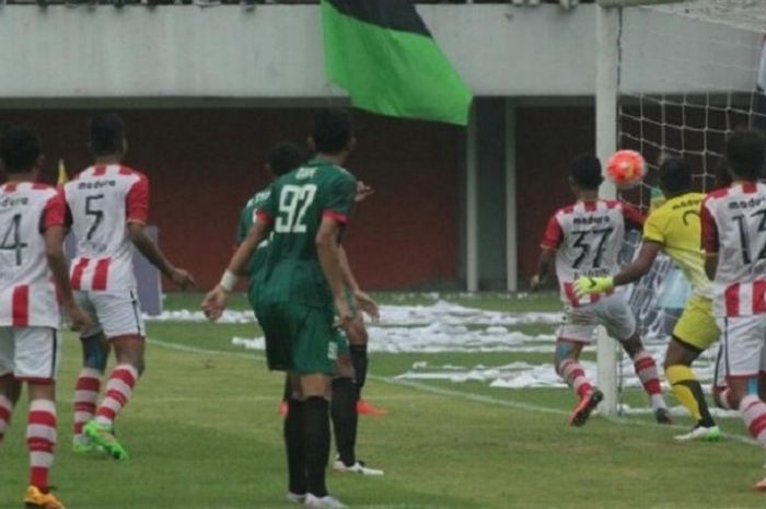 Proses gol PSS yang dicetak Tri Handoko ke gawang Persepam Madura Utama yang dikawal Anas Fitranto (kuning) di Stadion Maguwoharjo, Sleman, Sabtu (1/10/2016). 
