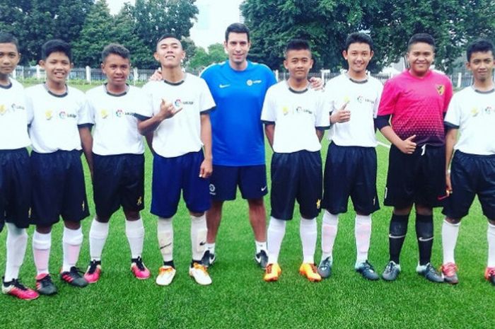 Pemain Akademi EDF bersama eks Pelatih Atletico Madrid U-19 di Lapangan C Gelora Bung Karno, Senayan, Jakarta Pusat.