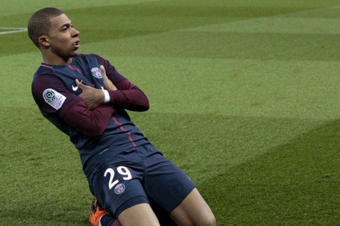 Penyerang Paris Saint-Germain, Kylian Mbappe, merayakan gol yang dia cetak ke gawang Olympique Marseille dalam laga Liga Prancis di Stadion Parc des Princes, Paris, pada 25 Februari 2018.