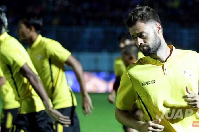 Gelandang Barito Putera, Douglas Ricardo Packer dalam laga pekan ke 5 Gojek Traveloka Liga 1 Arema FC melawan Barito Putera yang berakhir dengan skor akhir 1-0 di Stadion Kanjuruhan Malang, Jawa Timur (05/05/2017) Jumat malam. 