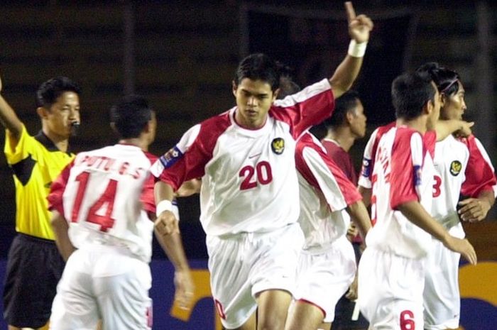 Selebrasi striker tim nasional Indonesia, Bambang Pamungkas (20), dalam pertandingan PIala AFF 2002.