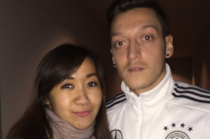 Hanny Ridha bersama Mesut Oezil sebelum pertandingan Jerman versus Italia di Muenchen pada Senin, 28 Maret 2016