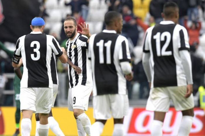 Para pemain Juventus merayakan gol Gonzalo Higuain ke gawang Benevento pada lanjutan laga Liga Italia di Juventus Stadium, Turin, Minggu (5/11/2017).