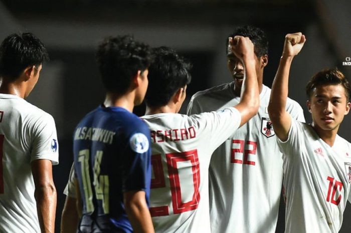 Para pemain timnas U-19 Jepang merayakan kemenangan atas timnas U-19 Thailand pada laga kedua Grup C Piala Asia U019 2018 di Stadion Pakansari, Bogor, Senin (22/10/2018).