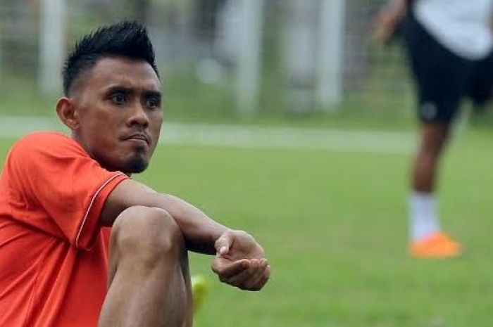 Bek senior Persija, Maman Abdurahman, selalu menggunakan pomade untuk menunjang penampilannya dalam mengawal lini belakang Persija Jakarta.