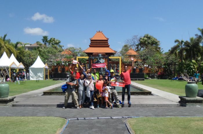 Para peserta Maybank Bali Marathon 2017 tengah menikmati suasana Taman Beghawan, Tanjung Benoa, Bali, di sela-sela acara pengambilan perlengkapan lomba, Jumat (25/8/2017) WITA.