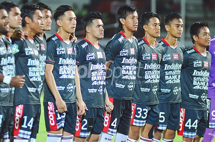    Skuat Bali United berpose menjelang dimulainya laga uji coba melawan timnas U-23 Indonesia di Stadion Kapten I Wayan Dipta, Gianyar, Selasa (31/7/2018).   