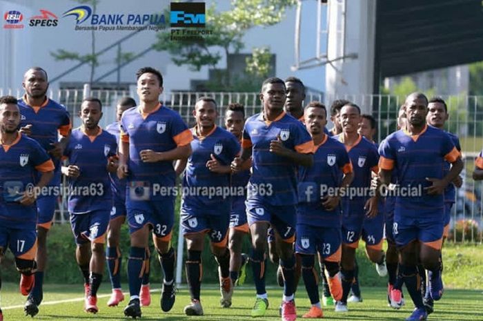   Skuat Persipura Jayapura saat berlatih di Lapangan ABC Senayan, Jakarta, Selasa (8/5/2018).  