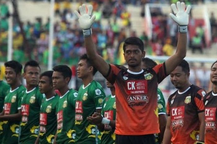 Para pemain Bhayangkara Surabaya United dalam perkenalan di Stadion Gelora Delta, Sidoarjo, Minggu (24/4/2016). 