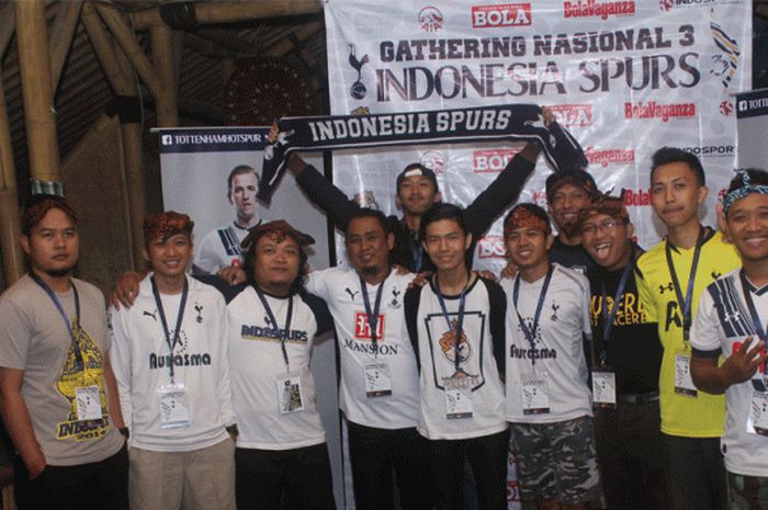 Foto bareng peserta gathering.