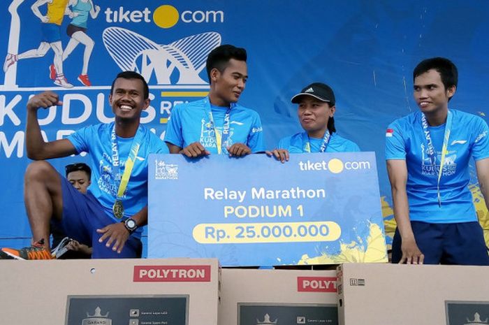 Tim Jatim Fighter pemenang nomor relay maraton di Tiket.com Kudus Relay Marathon (TKRM) 2018, Minggu (21/10/2018).