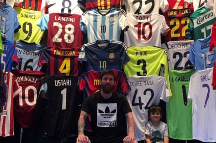 Leonel Messi berfoto bersama koleksi Jerseynya yang diunggah melalui instagram pada (9/5/2017)