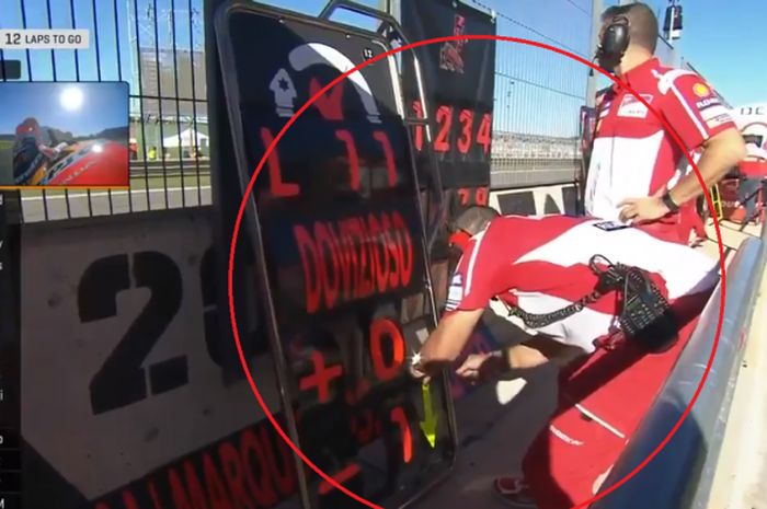 Kru tim Ducati memasang informasi pada pitboard milik Jorge Lorenzo saat balapan MotoGP Valencia yang berlangsung pada hari Minggu, 12 November 2017. 